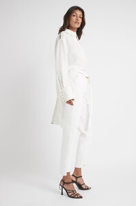 S83-21AW1013_Imagine_Longline_Linen_Shirt_Ivory-21877-Aje-0493_fullshot.jpeg