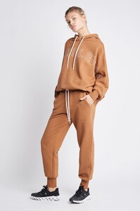 S9-21AW3015_Fleece_Signature_Trackpants_008_Dune-21258-Aje-5704.jpeg