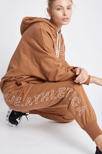 S9-21AW3015_Fleece_Signature_Trackpants_008_Dune-21258-Aje-5705.jpeg