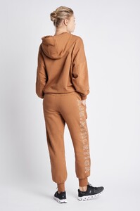 S9-21AW3015_Fleece_Signature_Trackpants_008_Dune-21258-Aje-5706.jpeg