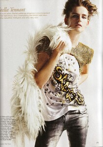 Star_Testino_UK_Vogue_December_2010_18.thumb.jpg.504ecb9b739471a69baa129f839beb21.jpg