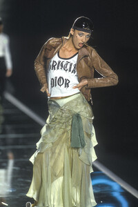 christian-dior-spring-2002-ready-to-wear-4-michelle-alves.thumb.jpg.32aaf9072ac8df6a9f64751b55fa9d1f.jpg