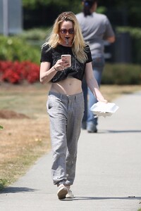 ciaty-lotz-out-for-lunch-in-vancouver-07-17-2017_3.jpg