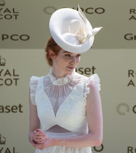 eleanor-tomlinson-2017-royal-ascot-1.jpg