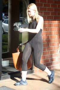 elle-fanning-in-tights-leaves-a-gym-in-studio-city-12-01-2017-12.jpg