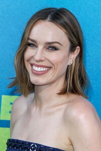 jessica-mcnamee-the-meg-premiere-in-la-1.jpg
