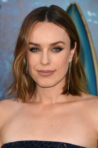jessica-mcnamee-the-meg-premiere-in-la-4.jpg