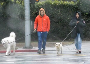 natalie-portman-and-benjamin-millepied-at-griffith-park-in-los-feliz-12-09-2021-5.jpg