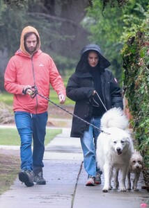 natalie-portman-and-benjamin-millepied-at-griffith-park-in-los-feliz-12-09-2021-6.jpg