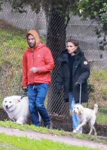 natalie-portman-and-benjamin-millepied-at-griffith-park-in-los-feliz-12-09-2021-7.jpg