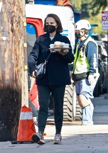 natalie-portman-out-for-coffee-in-los-feliz-12-16-2021-6.jpg