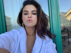selena-gomez-kissing-top-dec-01.jpg