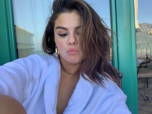 selena-gomez-kissing-top-dec-03.jpg