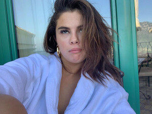 selena-gomez-kissing-top-dec-04.jpg