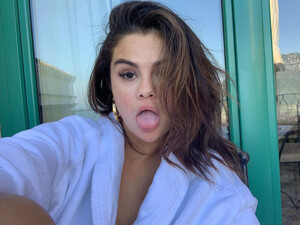 selena-gomez-kissing-top-dec-05.jpg