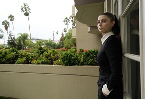 thomasin-mckenzie-last-night-in-soho-la-premiere-portraits-1.jpeg