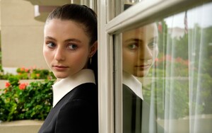 thomasin-mckenzie-last-night-in-soho-la-premiere-portraits-3.jpeg