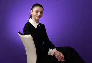 thomasin-mckenzie-last-night-in-soho-la-premiere-portraits-8.jpeg