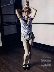 vogue-uk-04-2008_michelle-williams_(2).thumb.jpg.e56de79f237e75bce443019ba85b9674.jpg