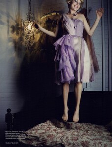 vogue-uk-04-2008_michelle-williams_(5).thumb.jpg.ade9479ca4cf2e4464183d47c7a31b31.jpg