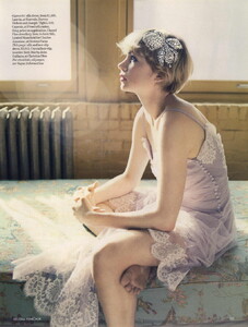 vogue-uk-04-2008_michelle-williams_(9).thumb.jpg.da605bab094228f58db4213682f3d457.jpg