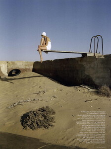 vogue-uk-may-2011_agyness_(10).thumb.jpg.f0225f8d310479620bcbe445355dfc33.jpg