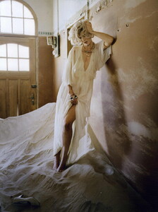 vogue-uk-may-2011_agyness_(11).thumb.jpg.d810c280af35b77083ba8fbab4b0c654.jpg