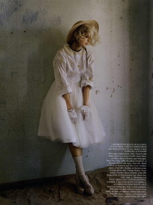 vogue-uk-may-2011_agyness_(12).thumb.jpg.bf035902314d35bec90ab54290434537.jpg