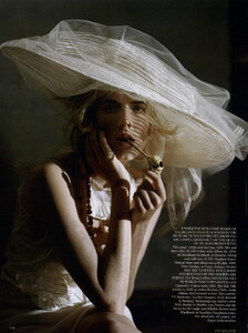 vogue-uk-may-2011_agyness_(14).thumb.jpg.243846b68758f56983e42ac7d5a6e145.jpg