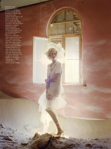 vogue-uk-may-2011_agyness_(5).thumb.jpg.a760b0b18d1566e3fba5d96da5188296.jpg