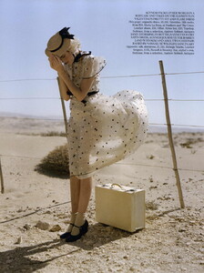 vogue-uk-may-2011_agyness_(6).thumb.jpg.91ac005d26ce6dd572e604d4fe1c0e11.jpg