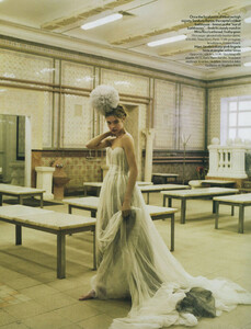 vogue_uk_may_2008_natalia_(4).thumb.jpg.e468ecdea1abe13873112eff39279228.jpg