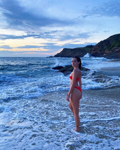 zoey-deutch-blue-ocean-nov-01.jpg