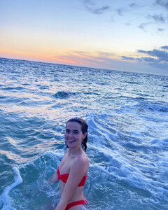 zoey-deutch-blue-ocean-nov-02.jpg