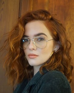 zoeydeutch_146399439_210346417487117_4509863168954136045_n__1_.jpg