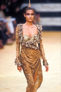 1018065296_EmanuelUngaro1997HauteCouture89.thumb.jpg.1add2b50700866d6dc6a764e621f565e.jpg