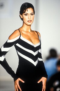 1021432351_HerveLeger1993WomenRTW63.thumb.jpg.4e1d027e8ffab044643b404c619f3d7e.jpg
