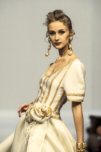 1063388211_LouisFeraud1993HauteCouture13.thumb.jpg.81221985875aaf474ace1e826c0c6729.jpg