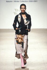 106601144_VivienneWestwood2000WomenRTW79.thumb.jpg.06552355e3b9759e4cf564635739b6dc.jpg