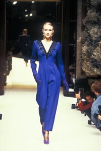 1081402576_Givenchy1993HauteCouture76.thumb.jpg.2b48e50080679257868a8f6d2f2a4757.jpg