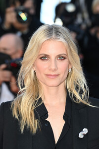 Melanie+Laurent+Benedetta+Red+Carpet+74th+CwnqEp4BsYSx.jpg