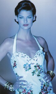 1106356115_bb_LindaEvangelista_1992_03_LAROCHE_HC_SS92_LOFFICIEL_010.thumb.jpg.c6aeb03b93df8caf859f312640b403be.jpg