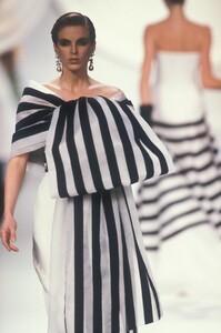 1146781645_ChristianDior1990HauteCouture174.thumb.jpg.a2419a200b9e28ba15073ad43d232eb8.jpg