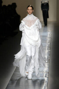 1156540287_Givenchy2002HauteCouture1.thumb.jpg.6a3354d413c962ab7c7f833f9be50882.jpg