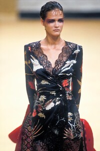 1161335566_EmanuelUngaro1997HauteCouture30.thumb.jpg.b3ad1fd52fbee5c53f922ec524bd3caf.jpg