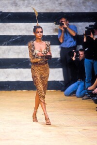 118508966_EmanuelUngaro1997HauteCouture87.thumb.jpg.0d517dffe8d2d14c6e9a52742709982d.jpg