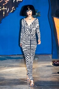 1236951944_JohnGalliano1997WomenRTW1.thumb.jpg.65f9b6075ff660905800abe3787a20f8.jpg
