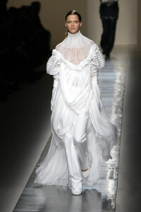 1245664644_Givenchy2002HauteCouture2.thumb.jpg.0d8fced8fddfd9477b7cf6bcf225611f.jpg