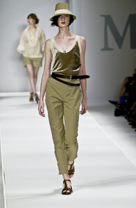 1249370359_MaxMara2001WomenRTW66.thumb.jpg.895636f1eaa4e34e76d63c83ee043701.jpg