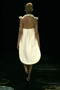 1275233071_HusseinChalayan2006WomenRTW80.thumb.jpg.0debe0c1f31cc454953b58d8706fa53a.jpg